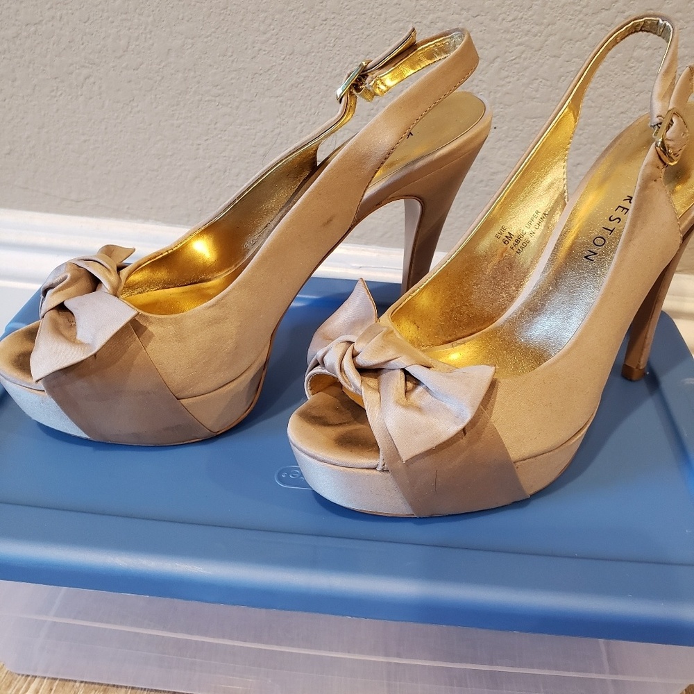 Bow heels